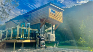 Peaceful-Retreat-River-Run-Tiny-House-in-Lowa,-United-States