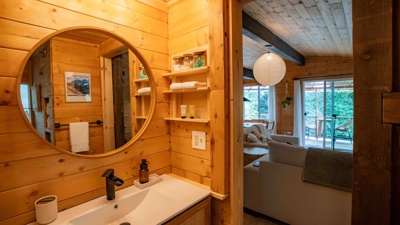 River Cabin_bathroom
