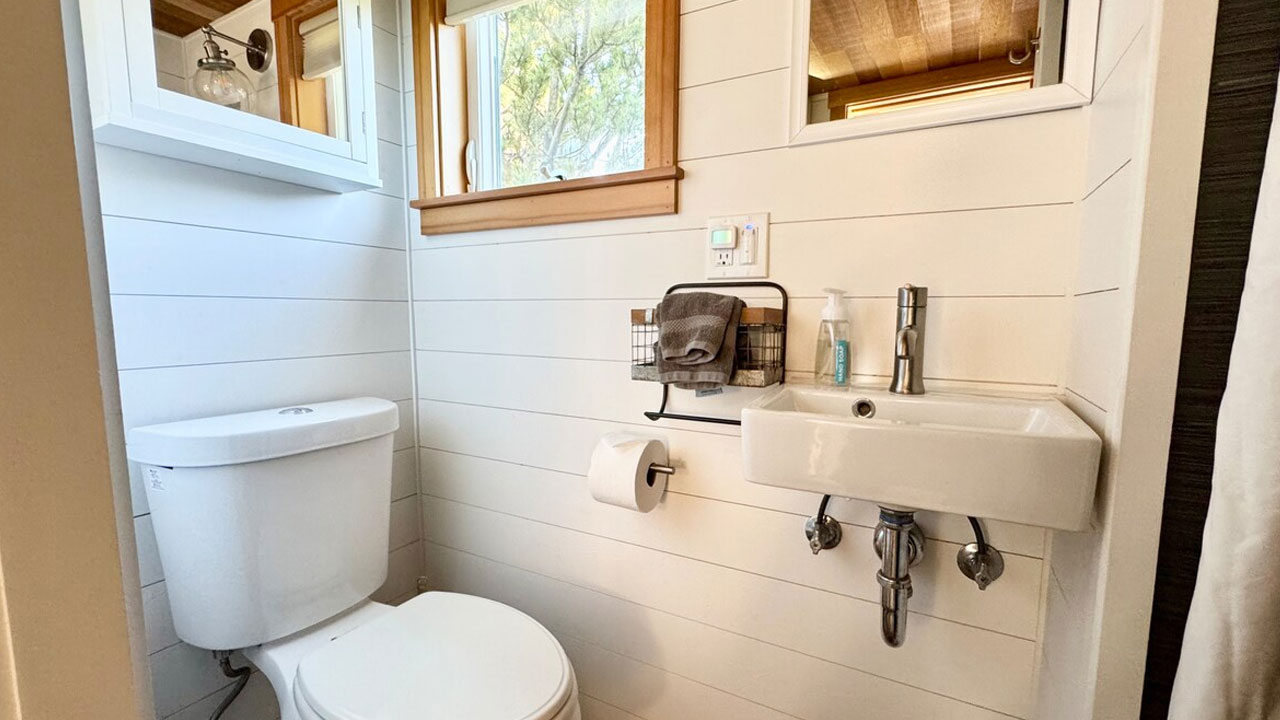 Sea-Otter-Tiny-House_Bathroom