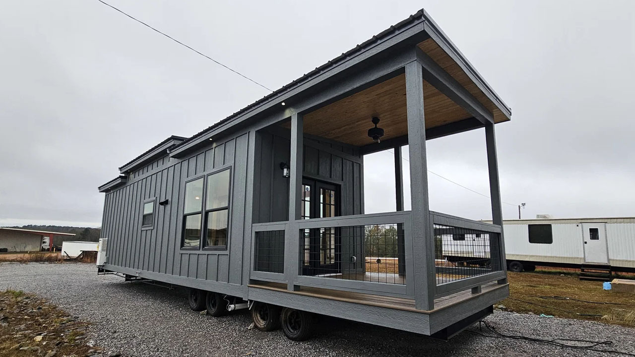 The industrial minimalist façade of Skyview tiny house