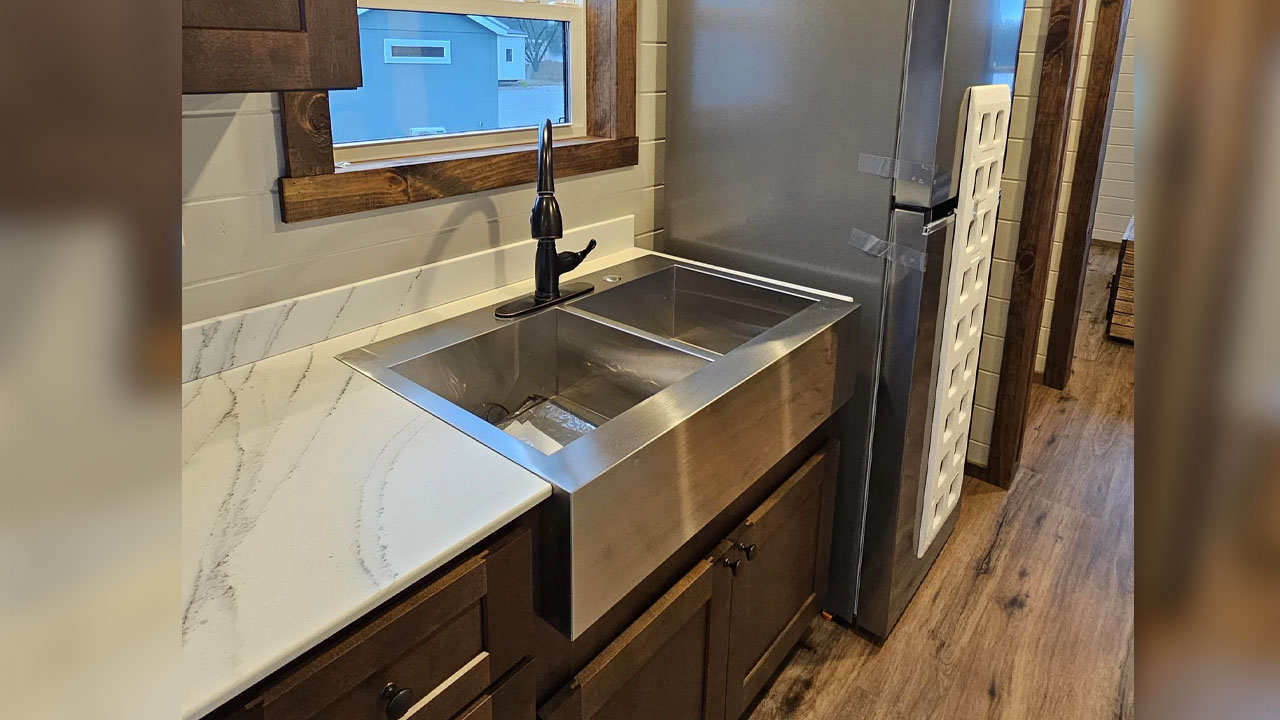 The glossy sink has classic gooseneck faucet