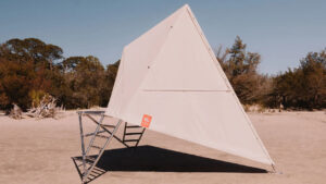 Treehouse-Like Geometric K1 Tent Offers Elevated Eco-Glamping in Temporary Footprint British American Camping Turns K1 Elevated Tents Into Immersive Eco-Glamping Retreats Across Scenic US Landscapes