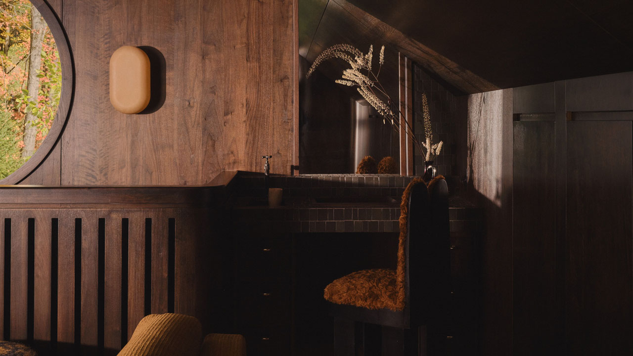 The wood-wrapped room gives cozy vibe