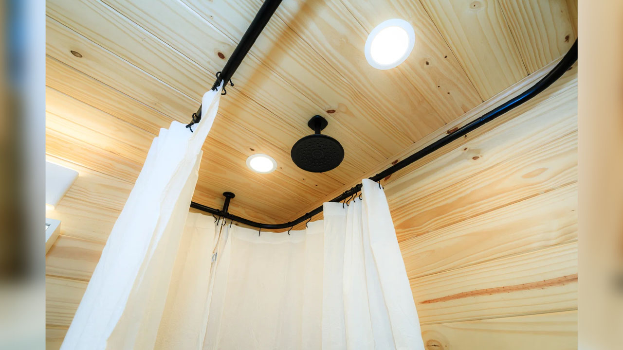 The shower room with bathtub and showerhead