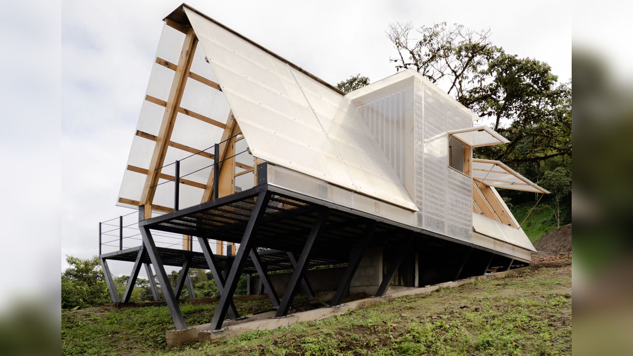 The translucent polycarbonate cladding in Casa 6-3 cabin