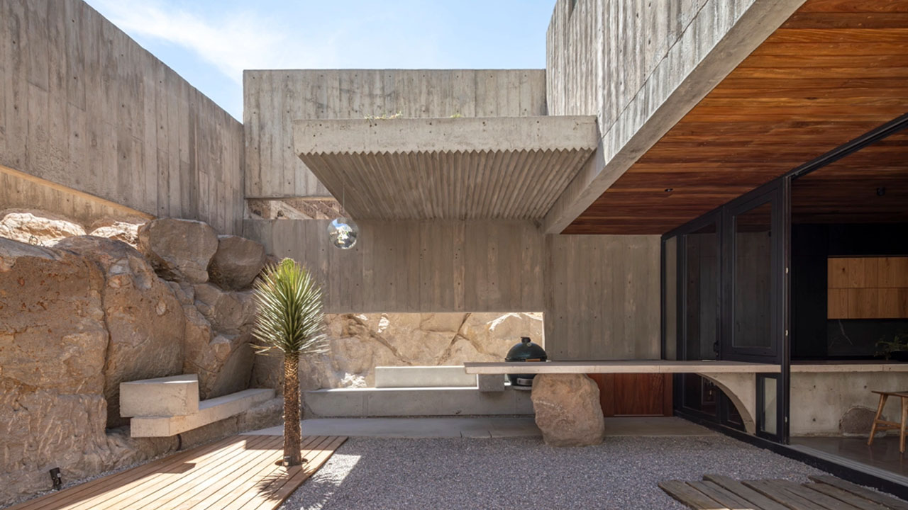 The outcrop rocks supporting the wall of the house