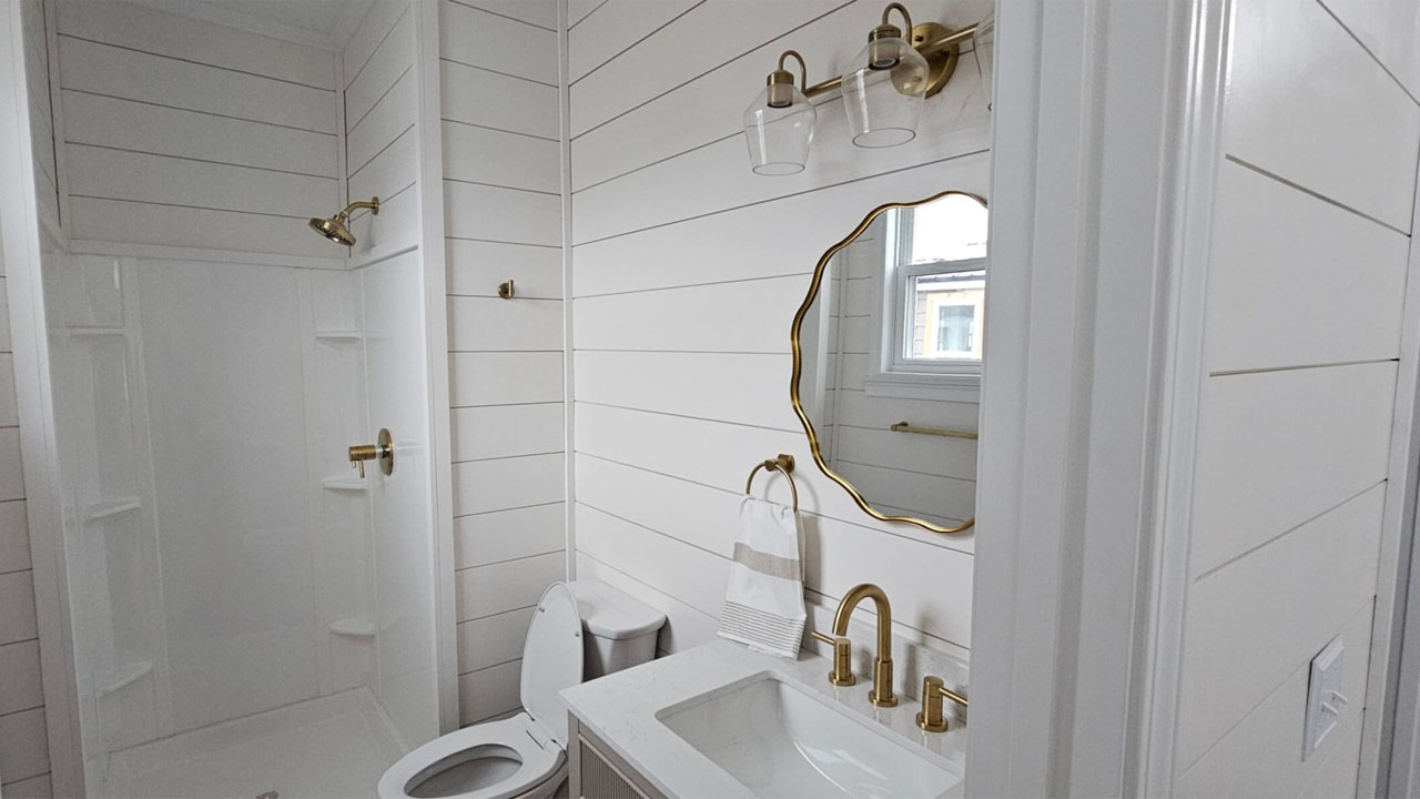 The golden accents adds luxurious touch to the bathroom