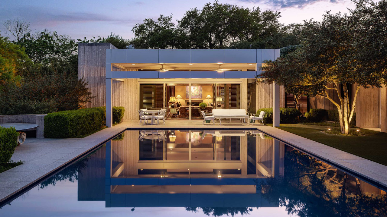 Detached outdoor pool house