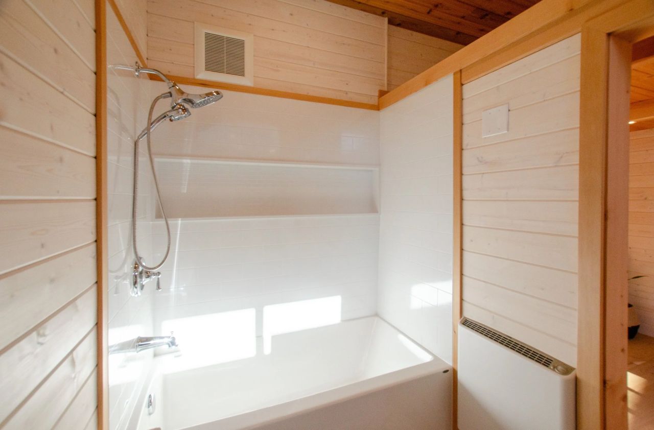 Bathtub of Juniper tiny house