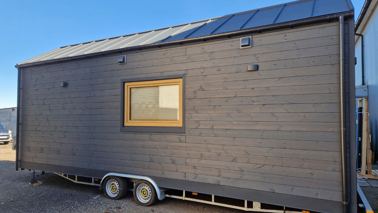Anthracite-stained wooden cladding