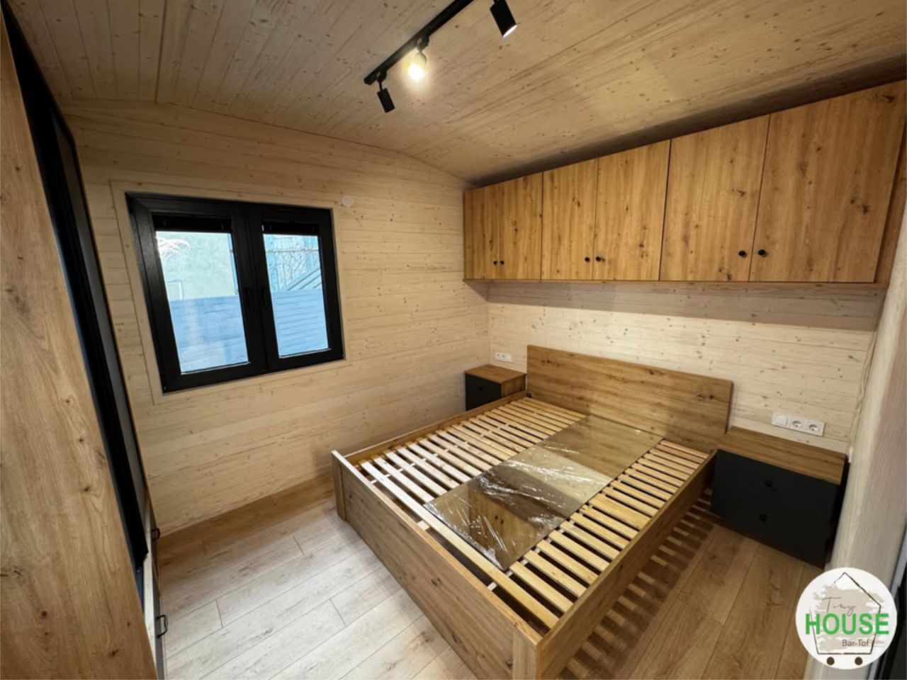 MEGA Tiny House in USA Bedroom