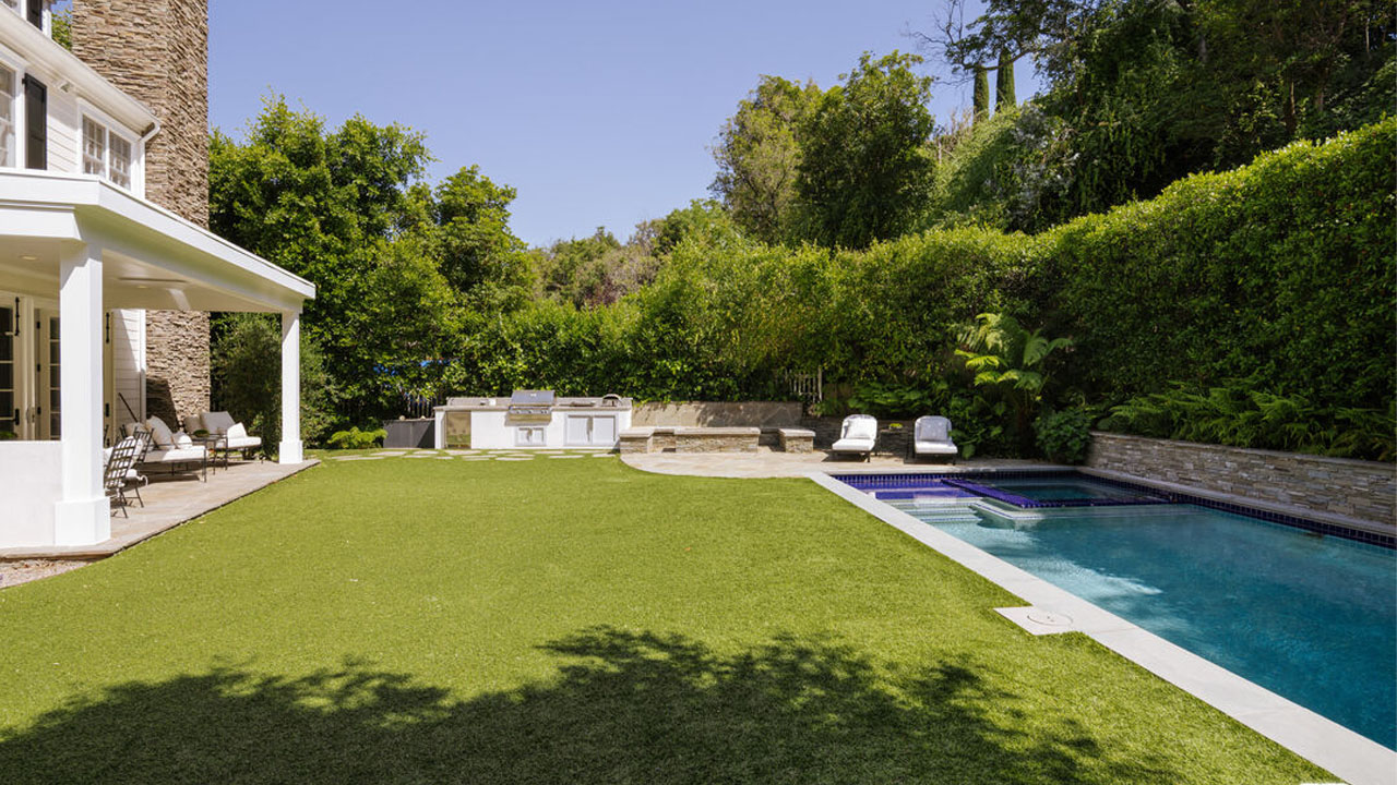 The lounge area merged with pool