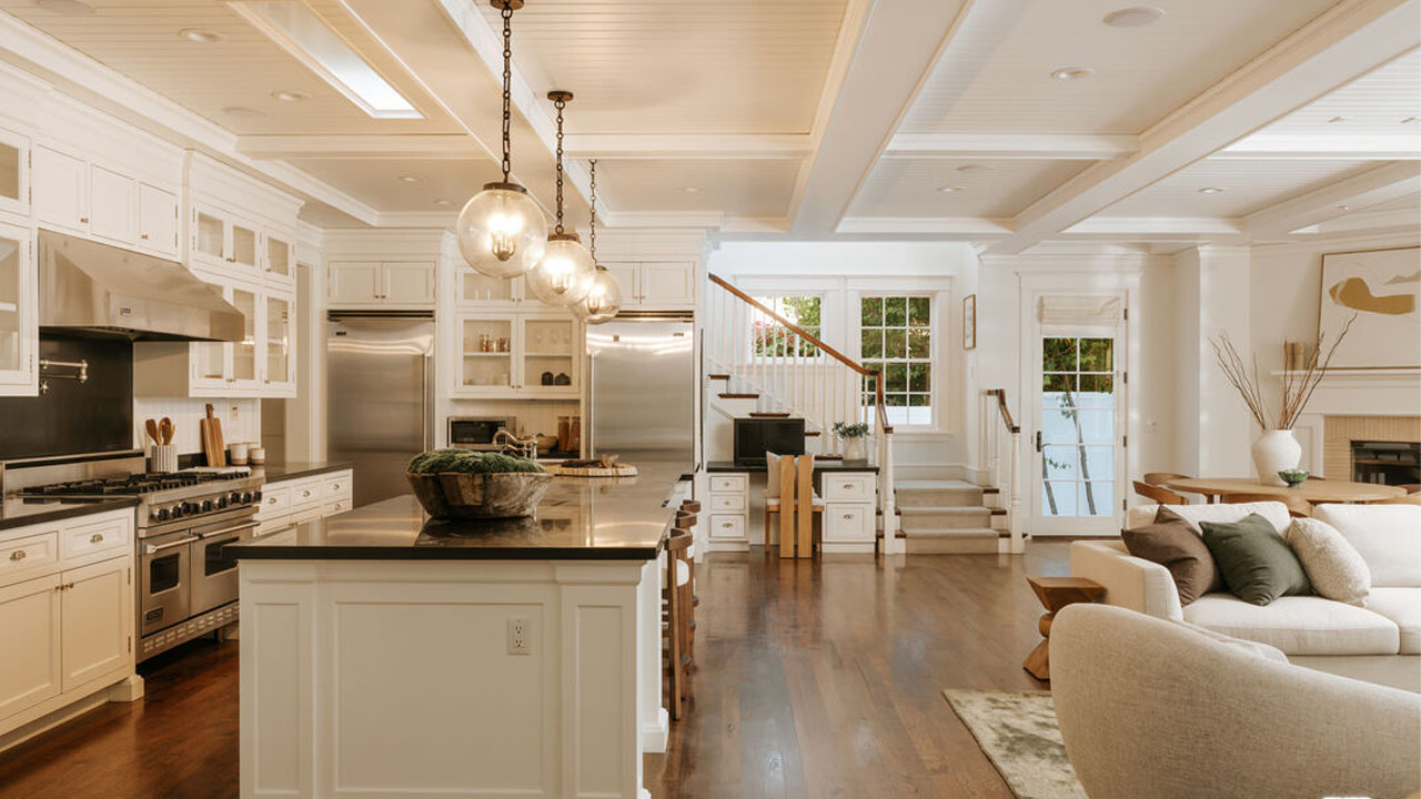 The hanging pendant lights add décor element to the space