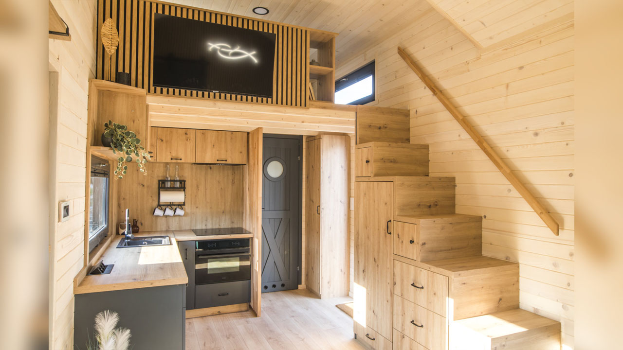 The storage-integrated staircase