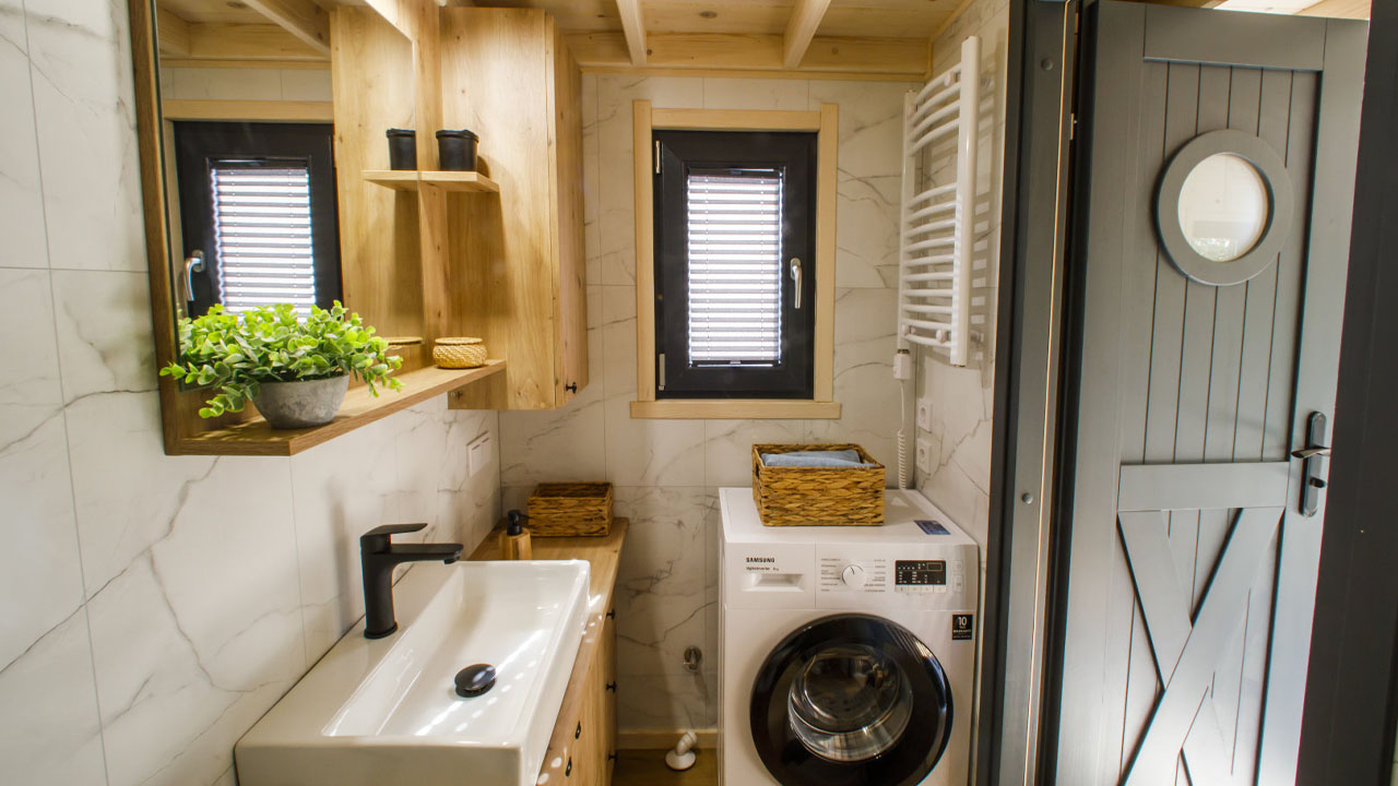 The full bathroom of Maxi tiny house