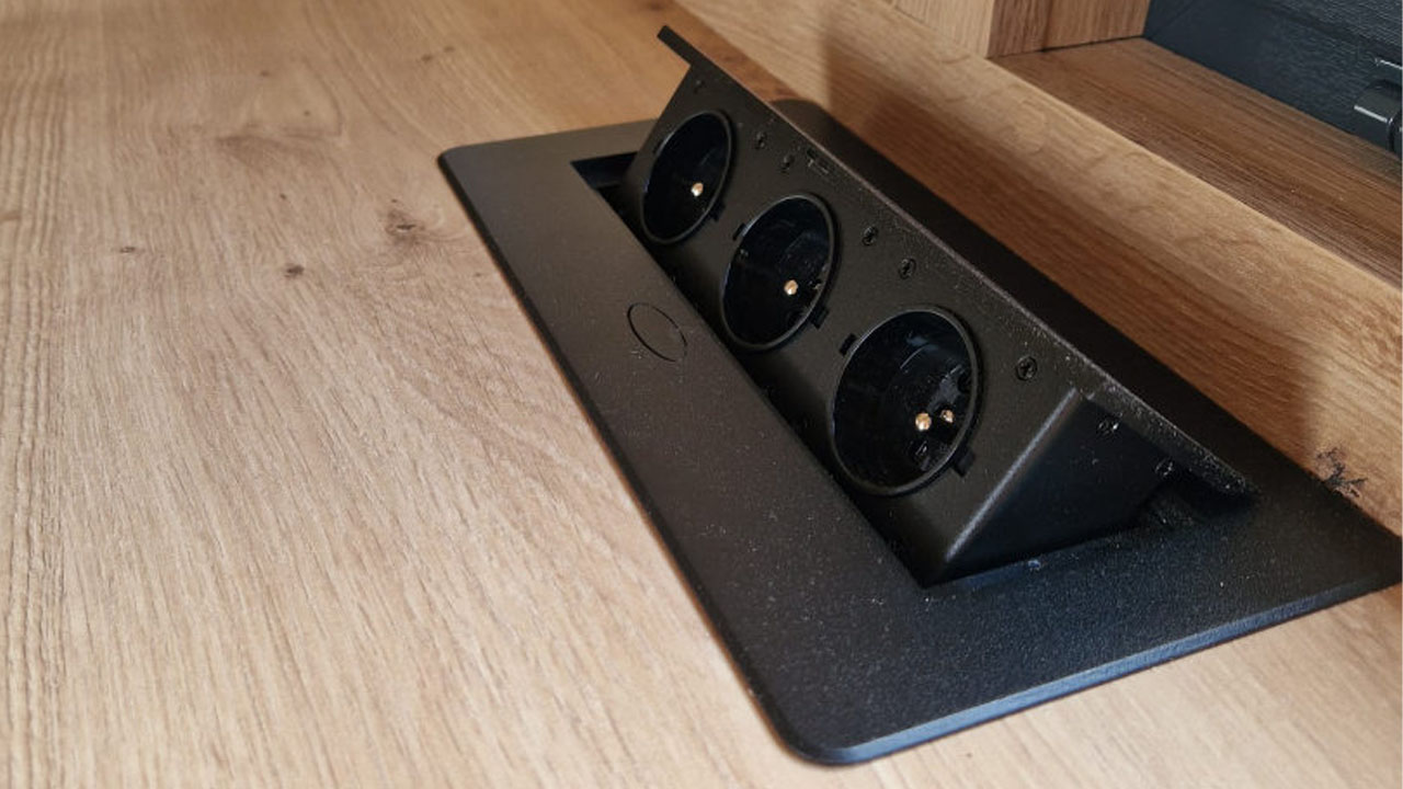 Flushed pop-up socket strip