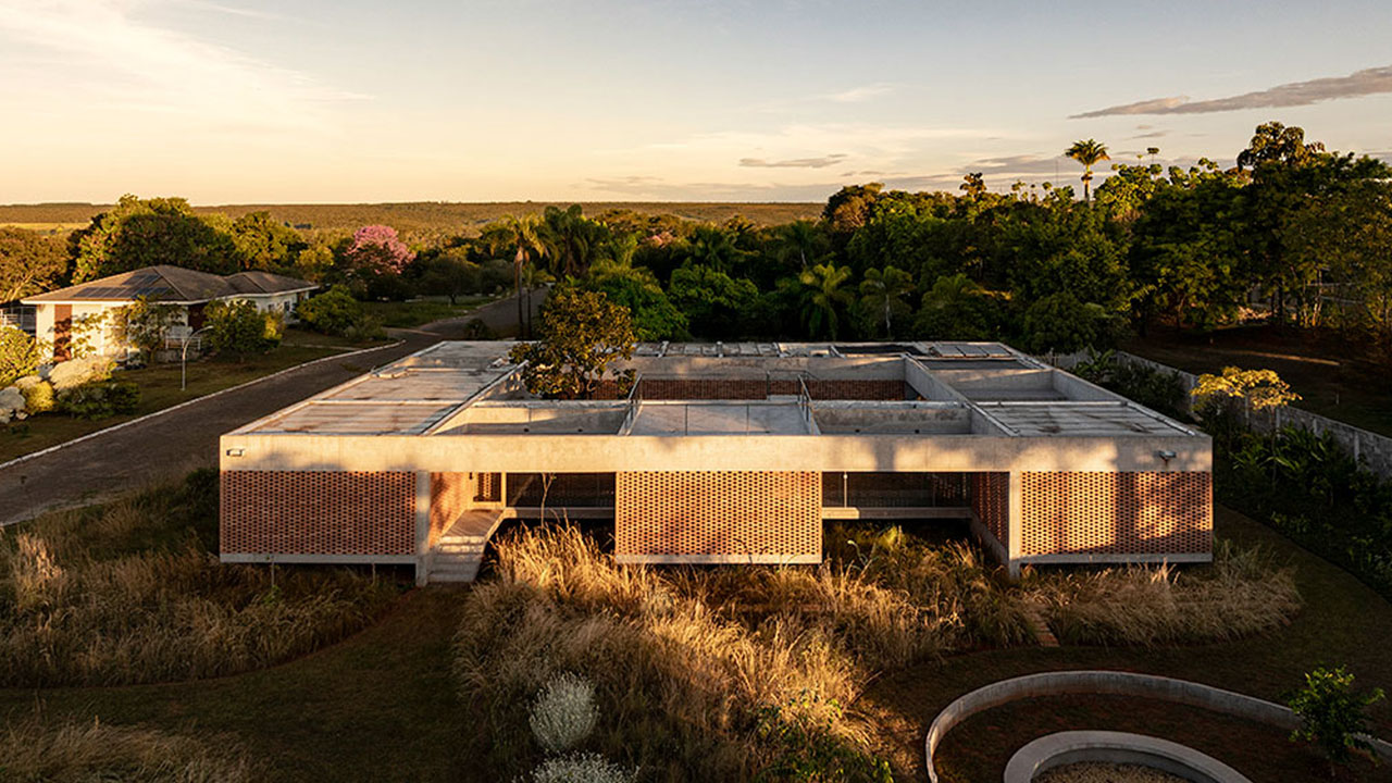 The 12 rectangular porous pillars joined together by central courtyard completes the residence