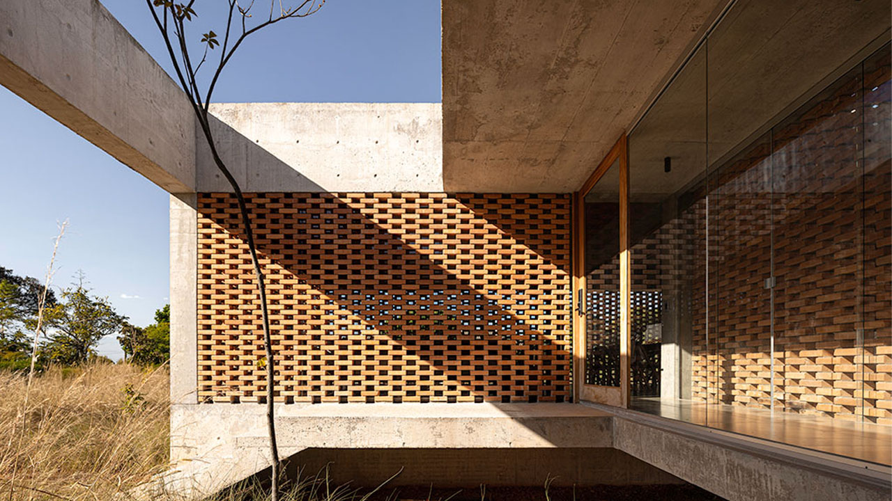 The perforated brick screen of Tupin house
