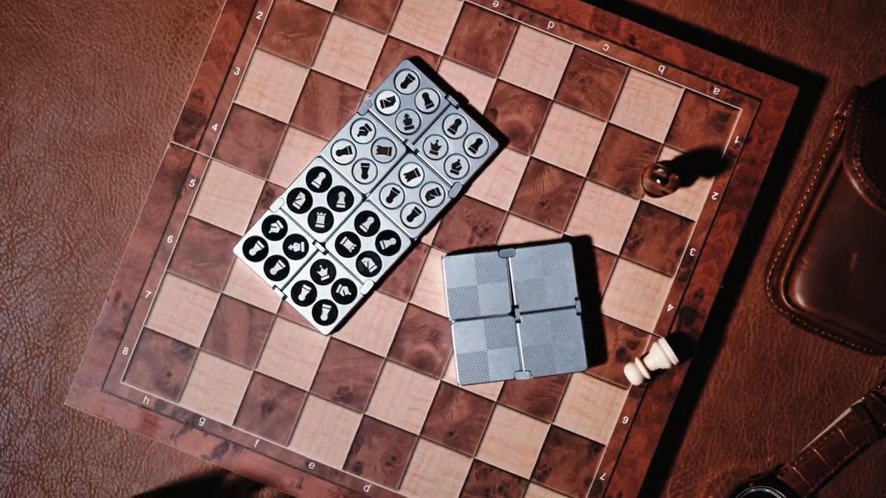 Victory Chess set with ultra-slim design