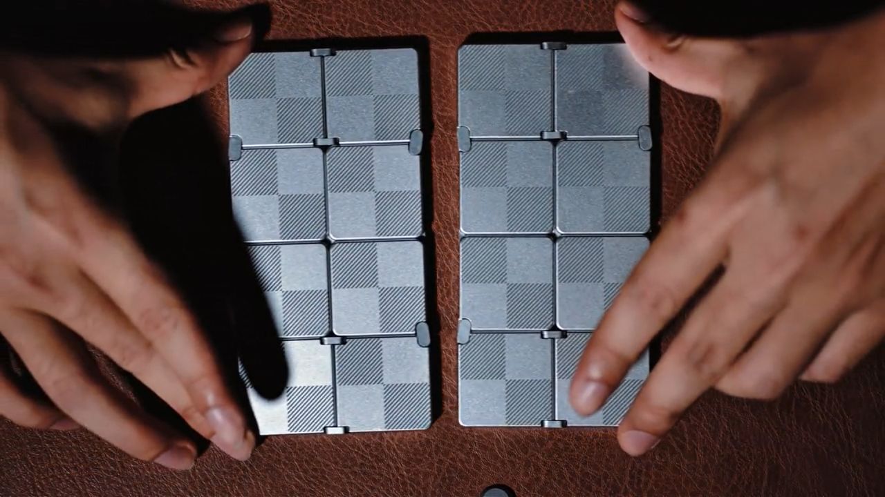 Victory Chess set with ultra-slim design