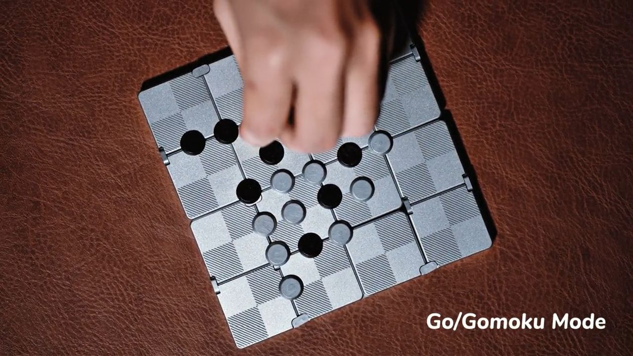 Victory Chess set with ultra-slim design