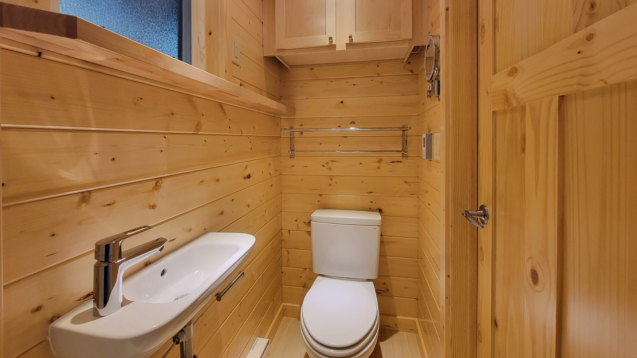 eVista King Tiny House - bathroom 1