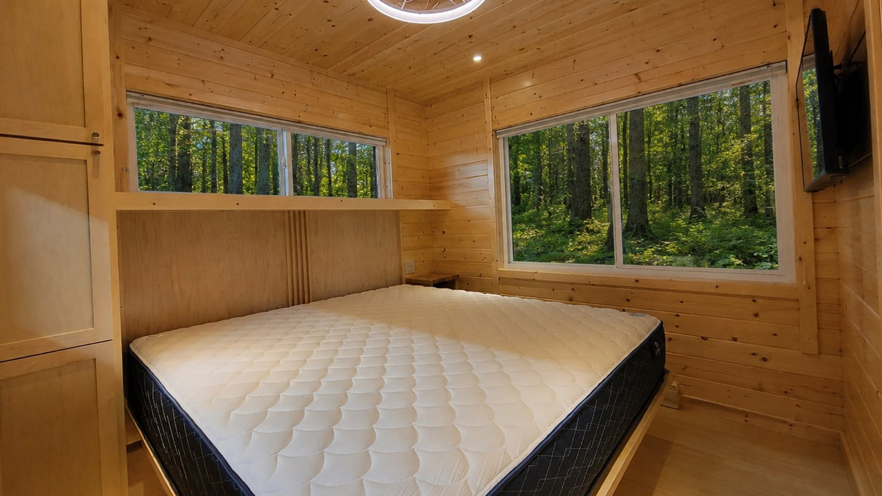 eVista King Tiny House - king size bedroom