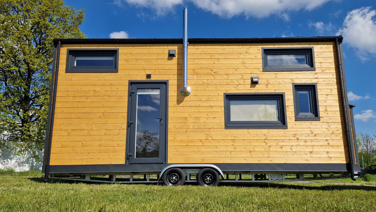 Anna tiny House-honeyed-wood facade