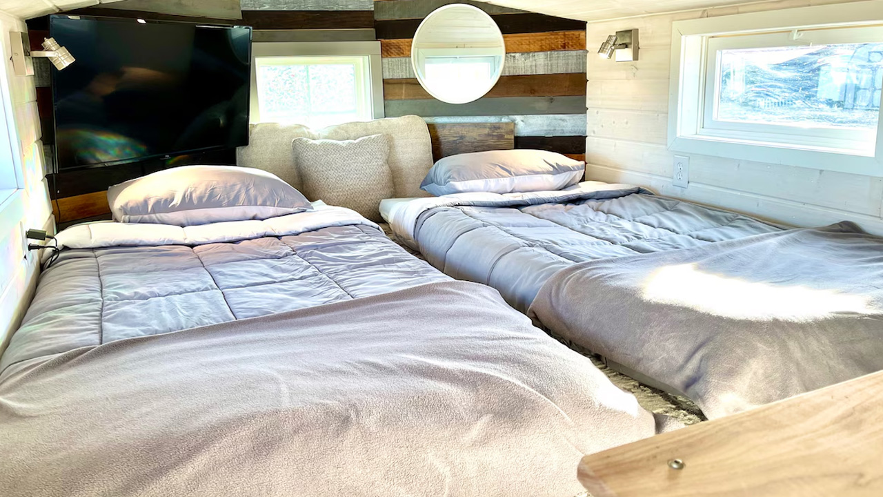 Big view tiny house_Loft bedroom with two beds 