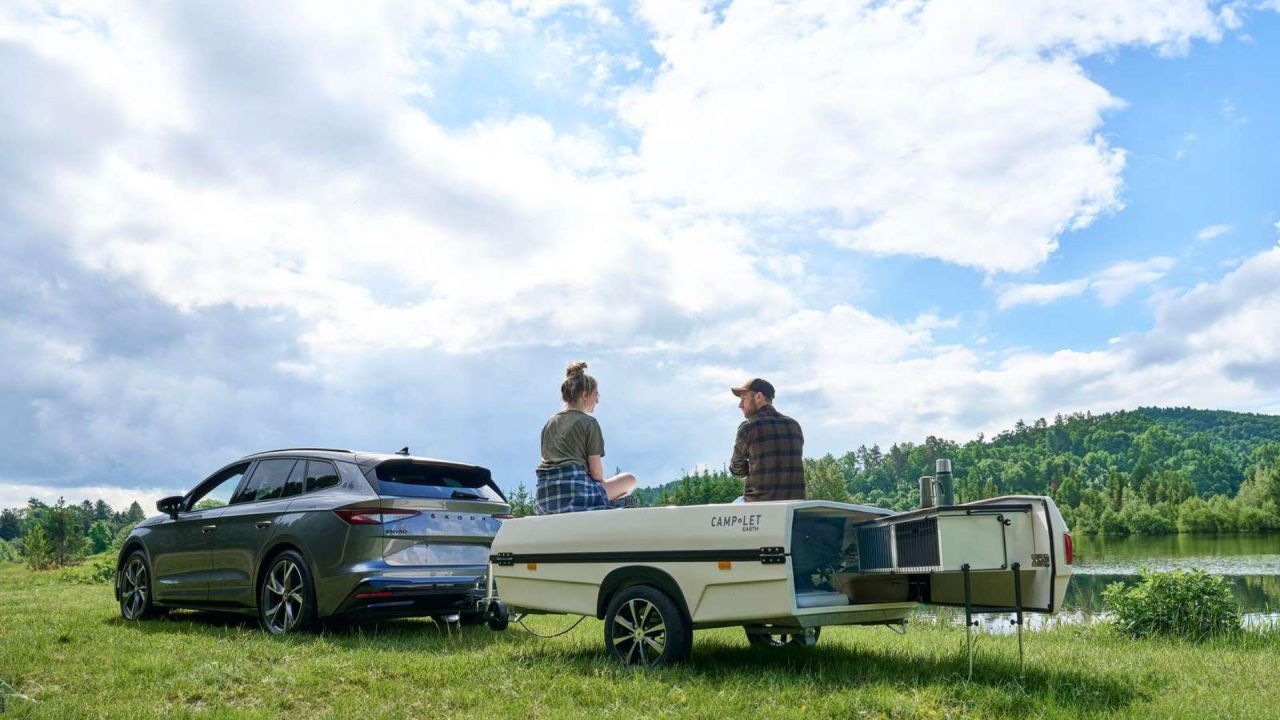 Earth tent trailer in Europe is made of hard-shell 