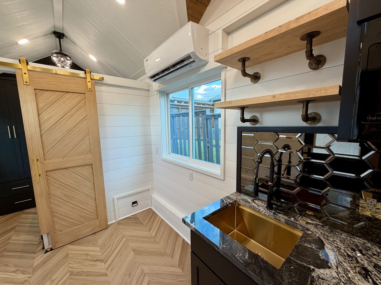 Cristal tiny house on wheels floating shelves