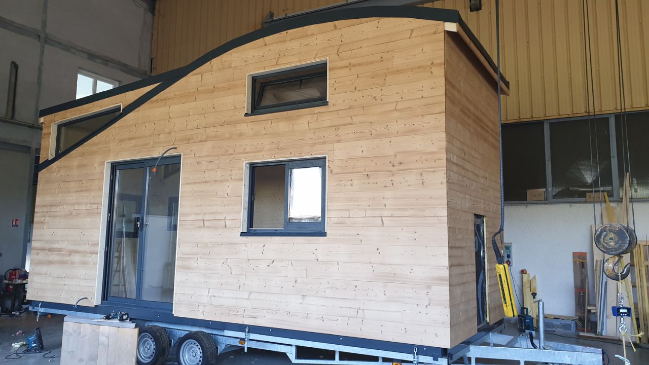 Exterior cladding and roofing of Virginie and Mathieu Curved-Roof Tiny House