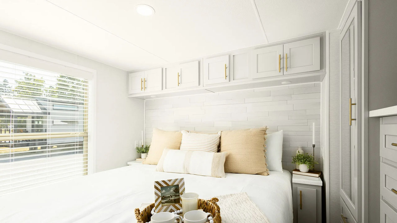 Eldorado 9081P Tiny House ground-floor bedroom
