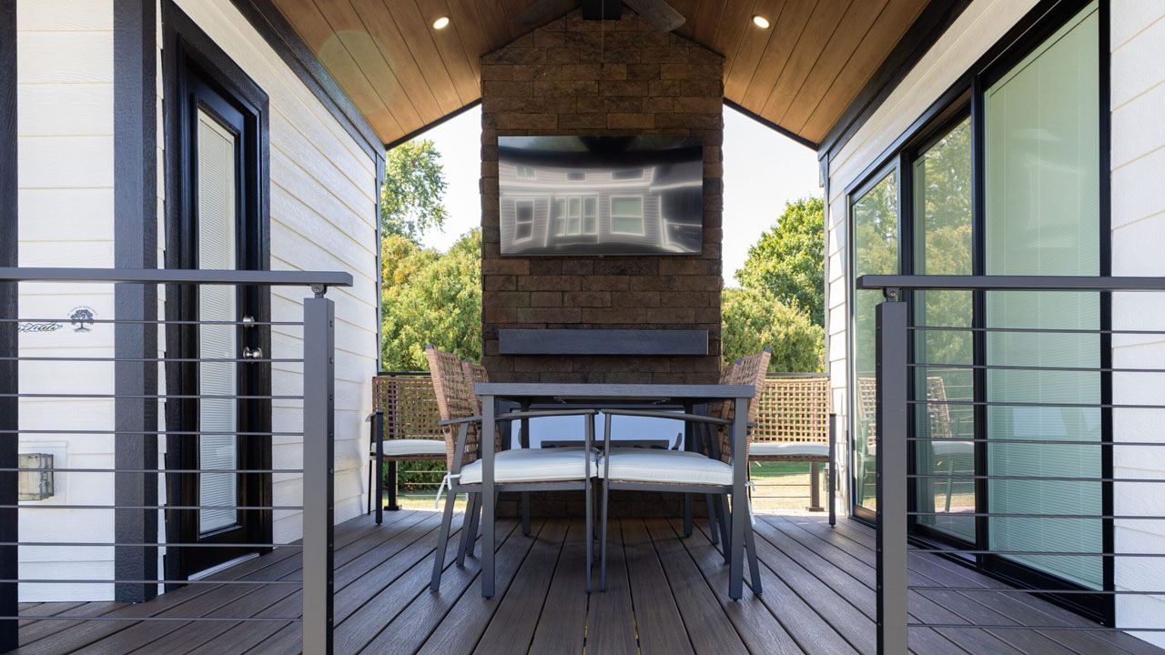 Eldorado 9109 Tiny House - porch with TV and fireplace