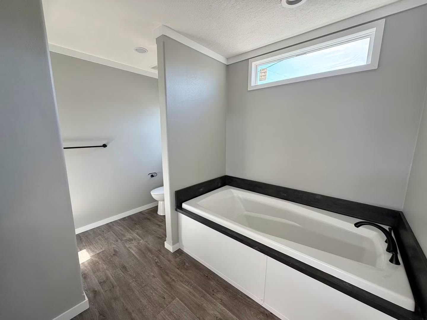 Fiesta tiny house bathtub