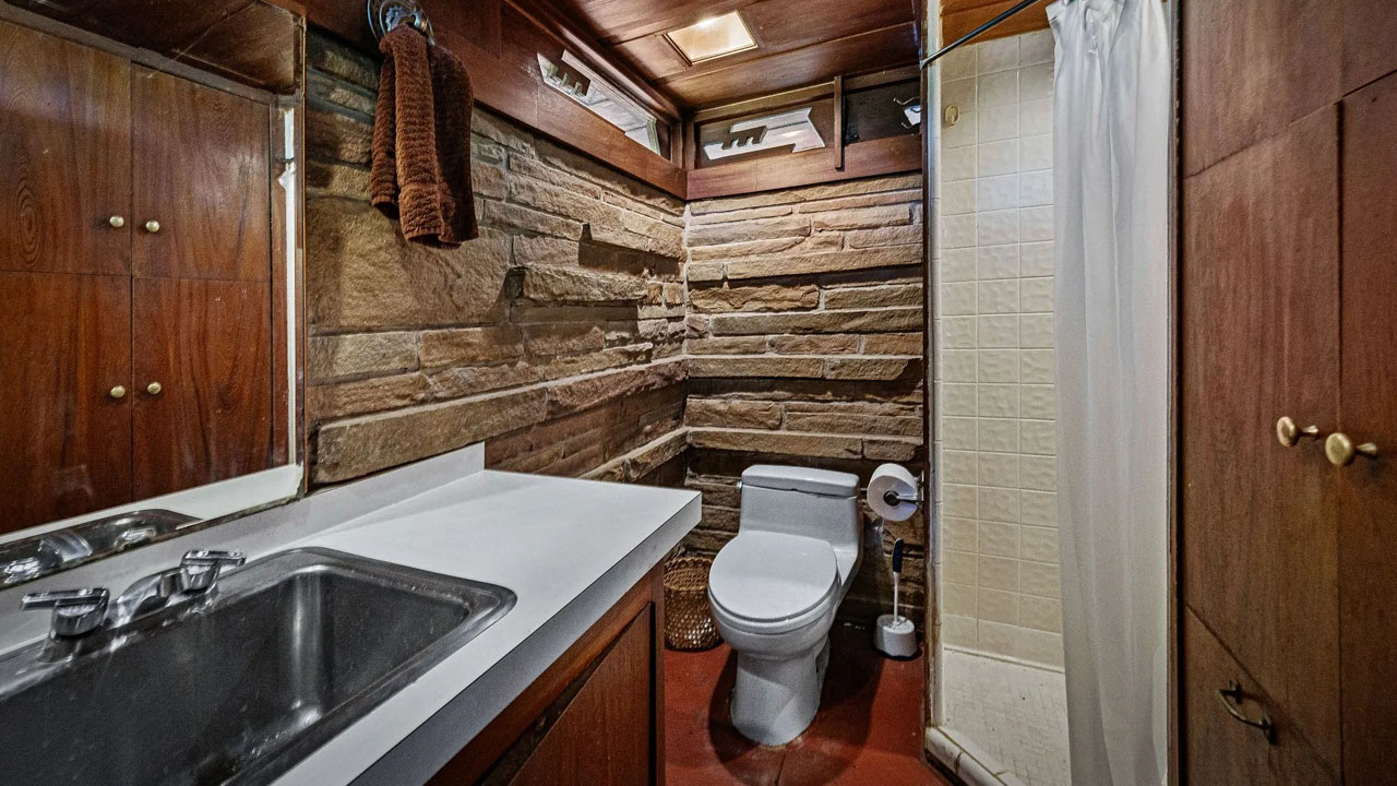 Frank Lloyd Wright home-bathroom