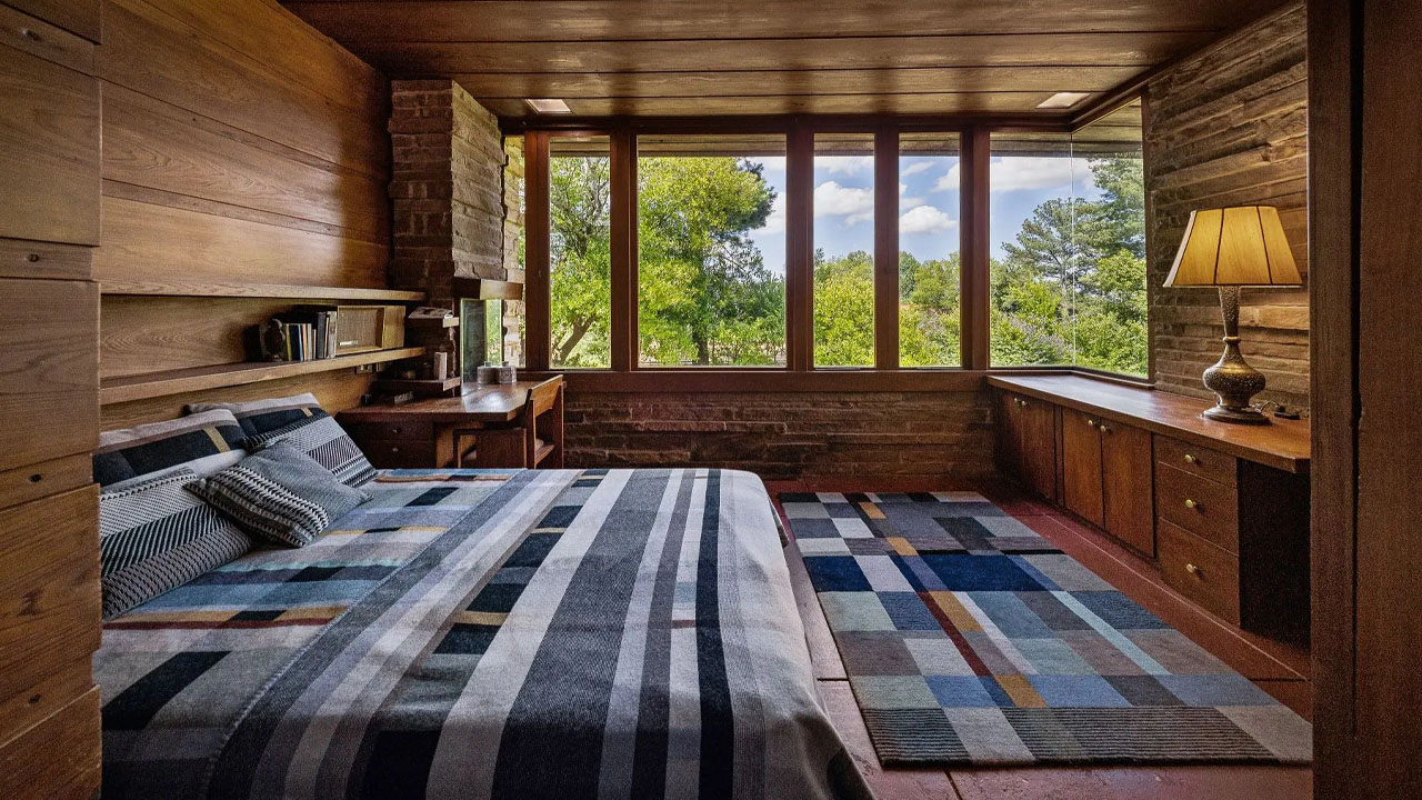 Frank Lloyd Wright home-bedroom