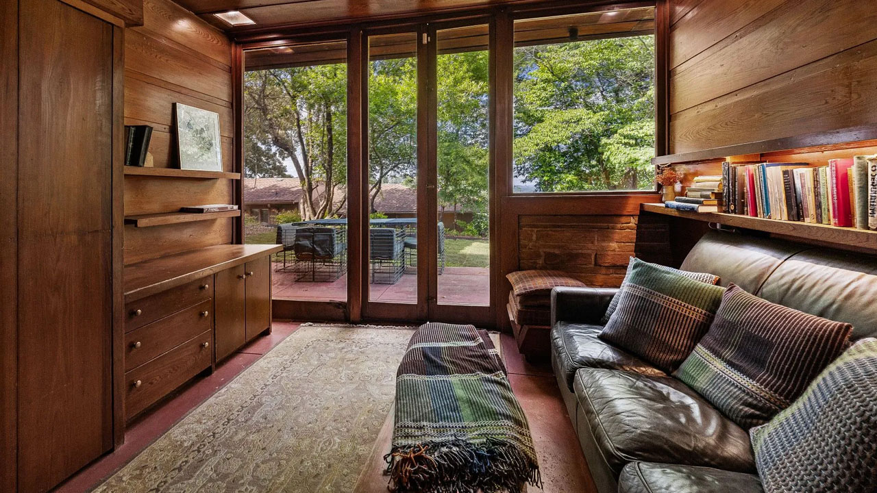 Frank Lloyd Wright home-living room