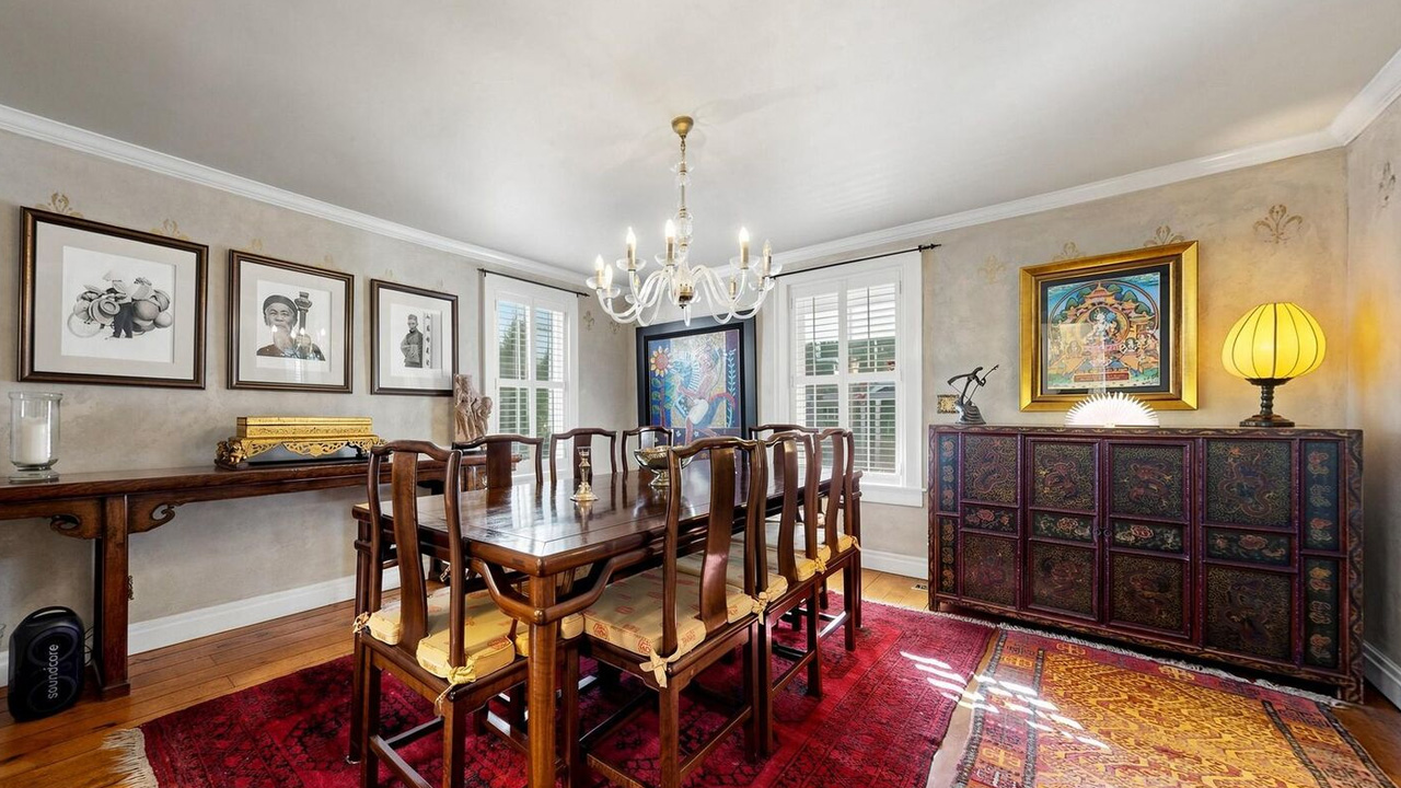 Gilmore Girls House in Ontario dining area