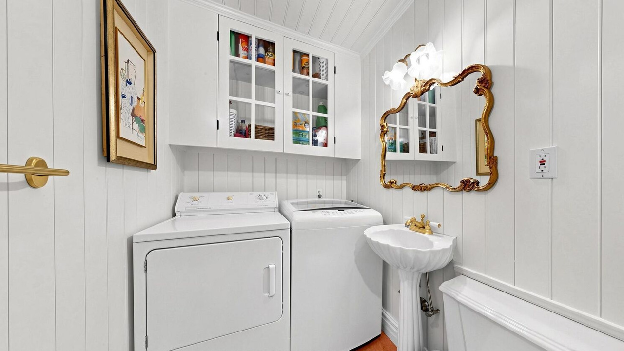 Gilmore Girls House in Ontario for sale bath