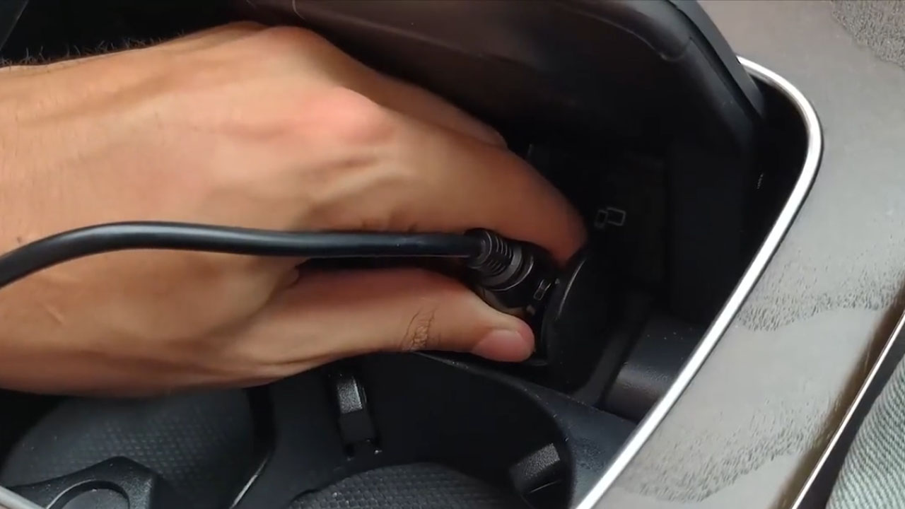 Guoer K2-cable connects to the vehicle’s cigarette lighter socket