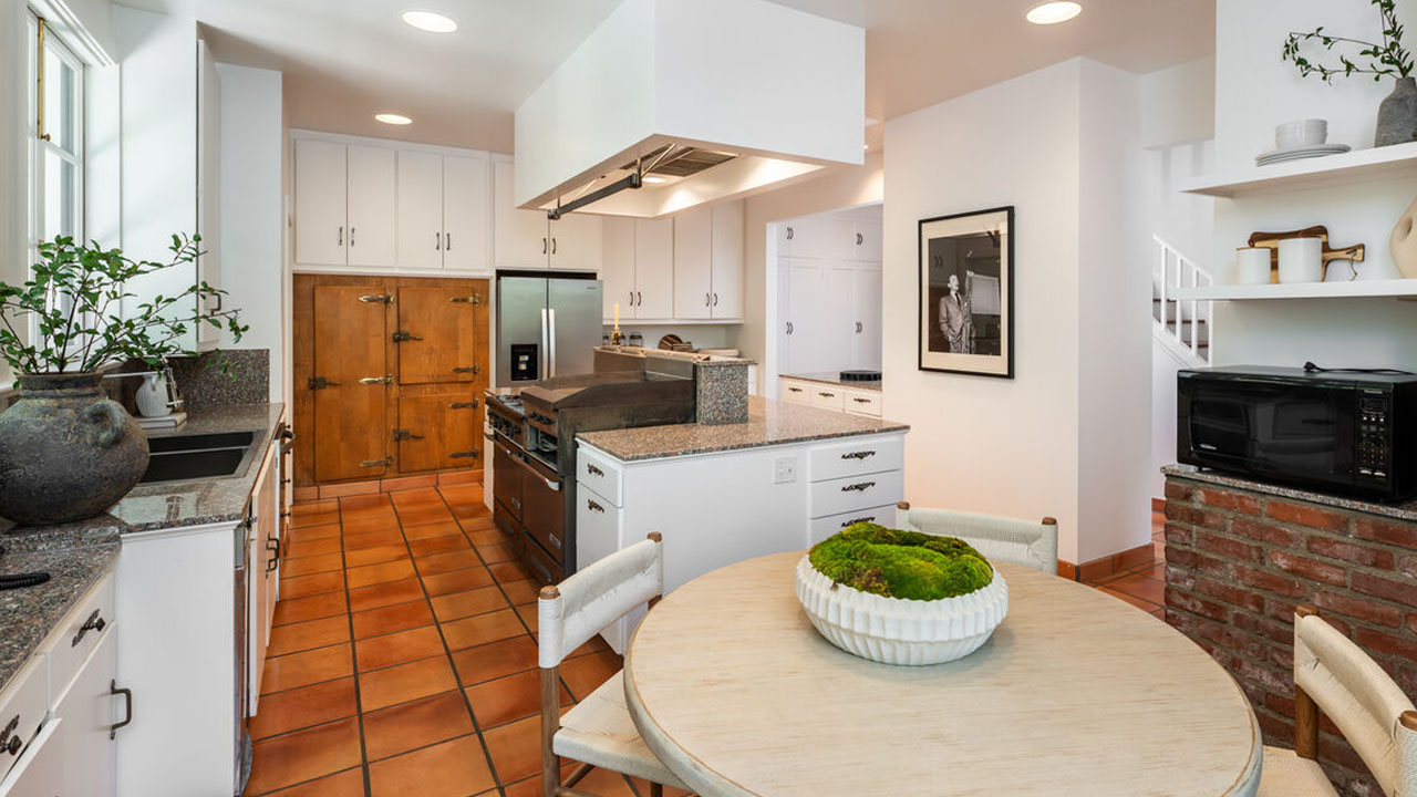 Helen Mirren’s Hollywood Hills Estate-kitchen