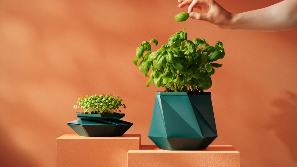 Helix self-watering pot