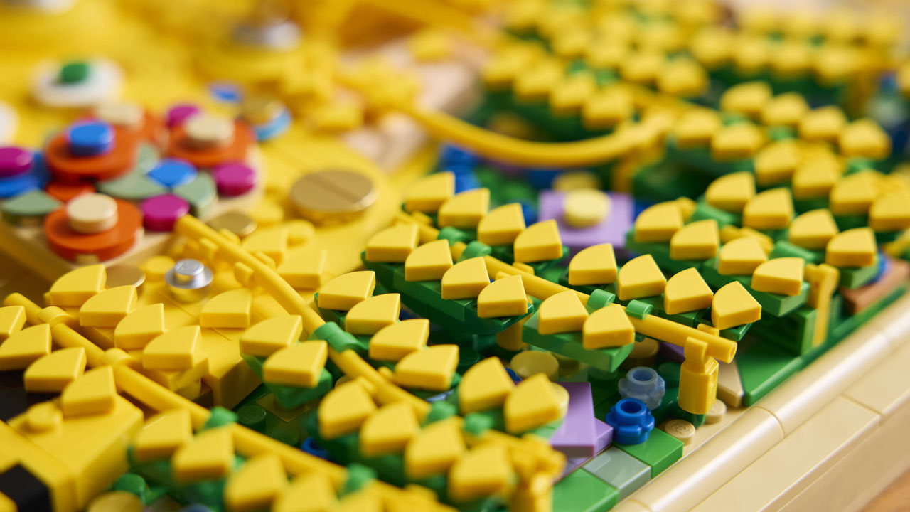 LEGO Art Gustav Klimt – The Kiss mirrors the painting's every detail