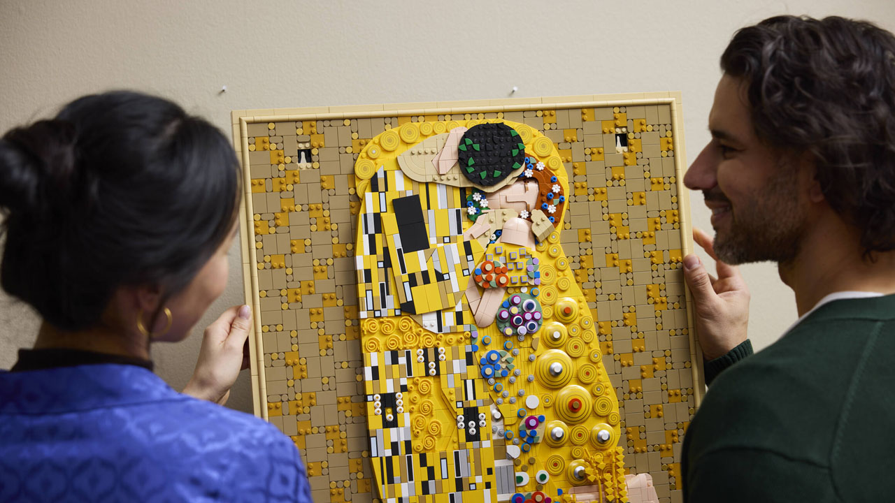 LEGO Art Gustav Klimt – The Kiss an immersive journey