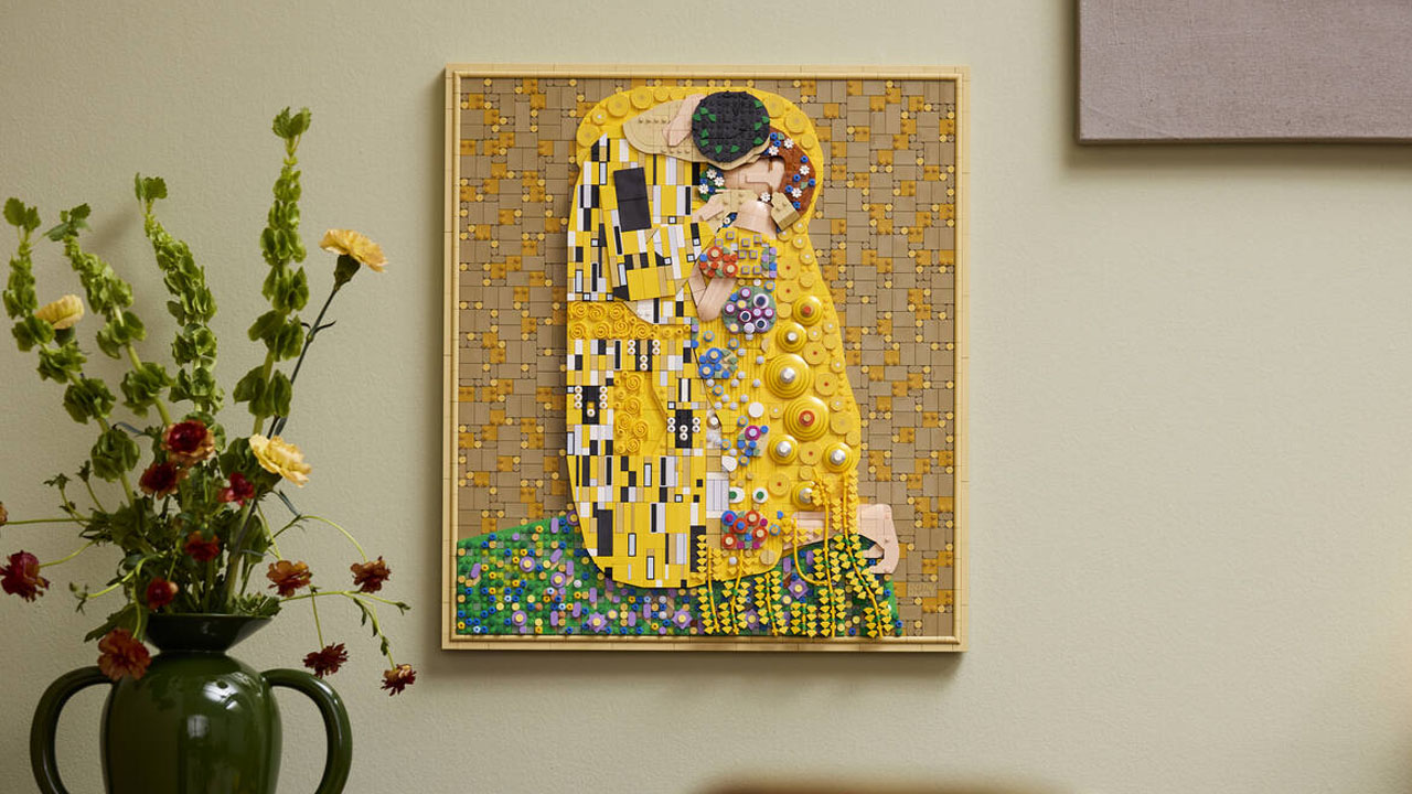 LEGO Art Gustav Klimt – The Kiss blends art, design, and mindful building