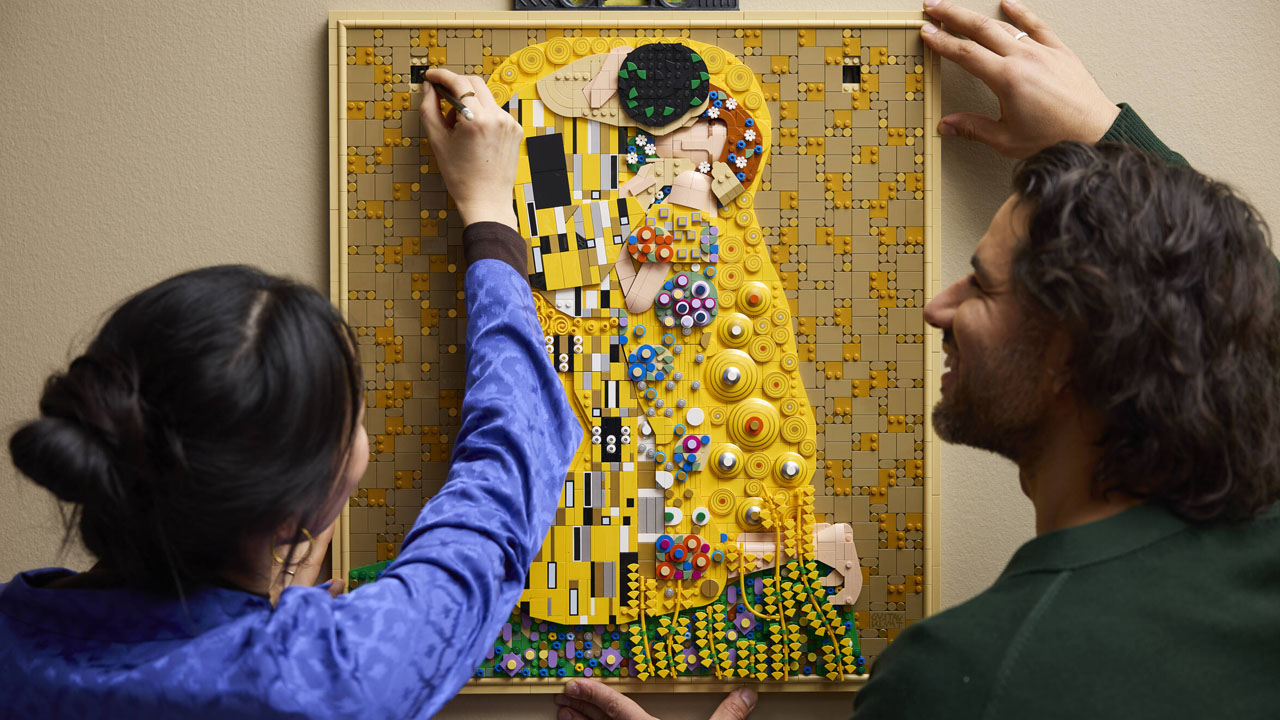 LEGO Art Gustav Klimt – The Kiss is immersive brick set