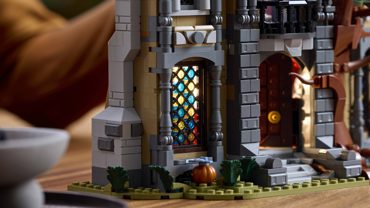 LEGO Midnight Valley Halloween Village Mayor Manor (11383) - weathered exterior