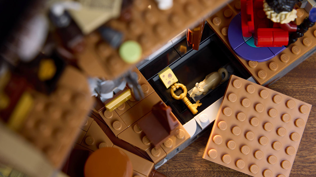 LEGO Midnight Valley Halloween Village - has a mouse figure