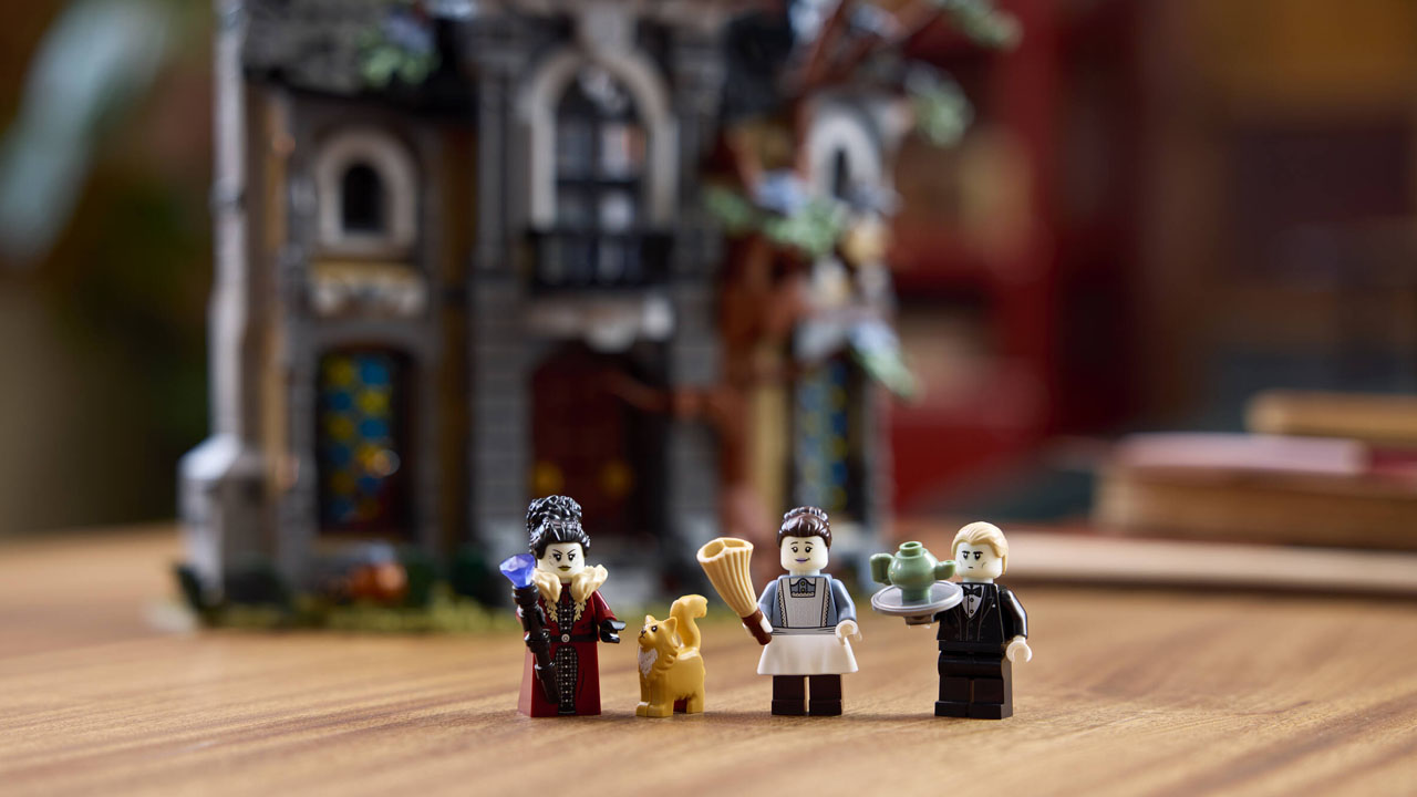 LEGO Midnight Valley Halloween Village - three minifigs